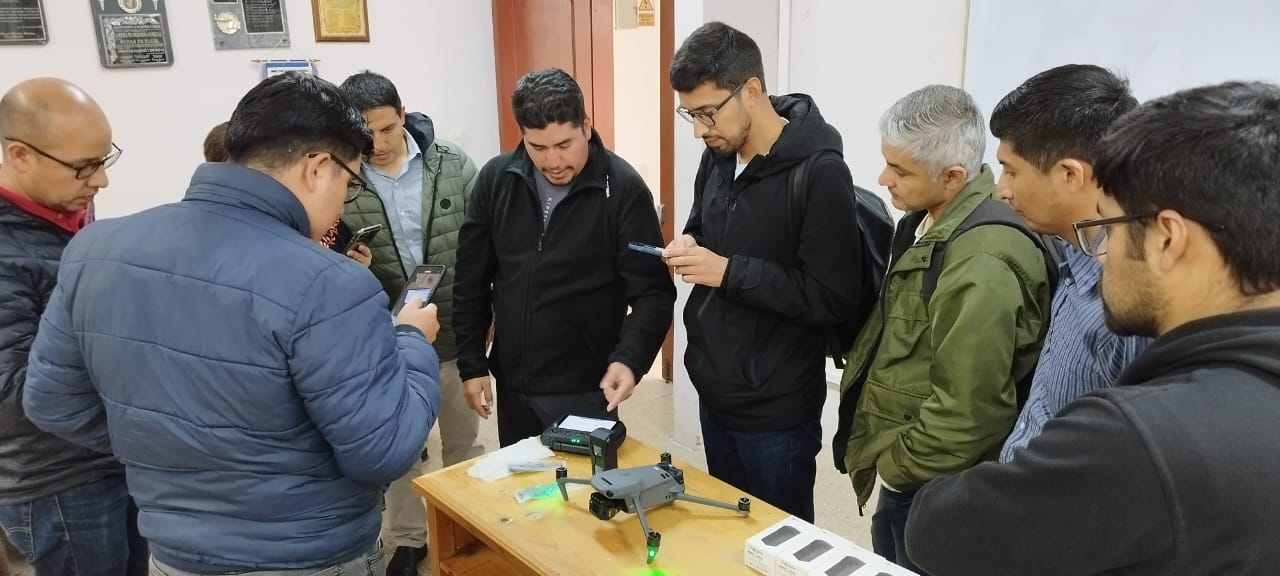 Posgradistas aprenderás a manejar drones