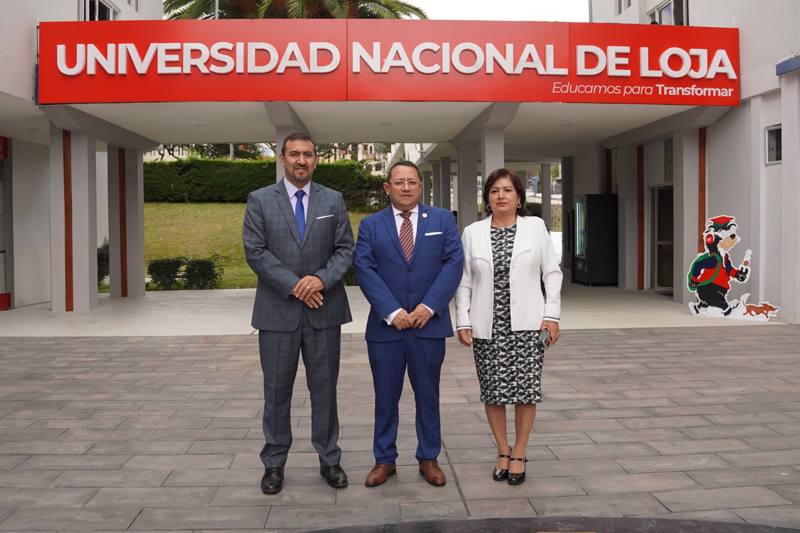 Autoridades universitarias junto al Contralor