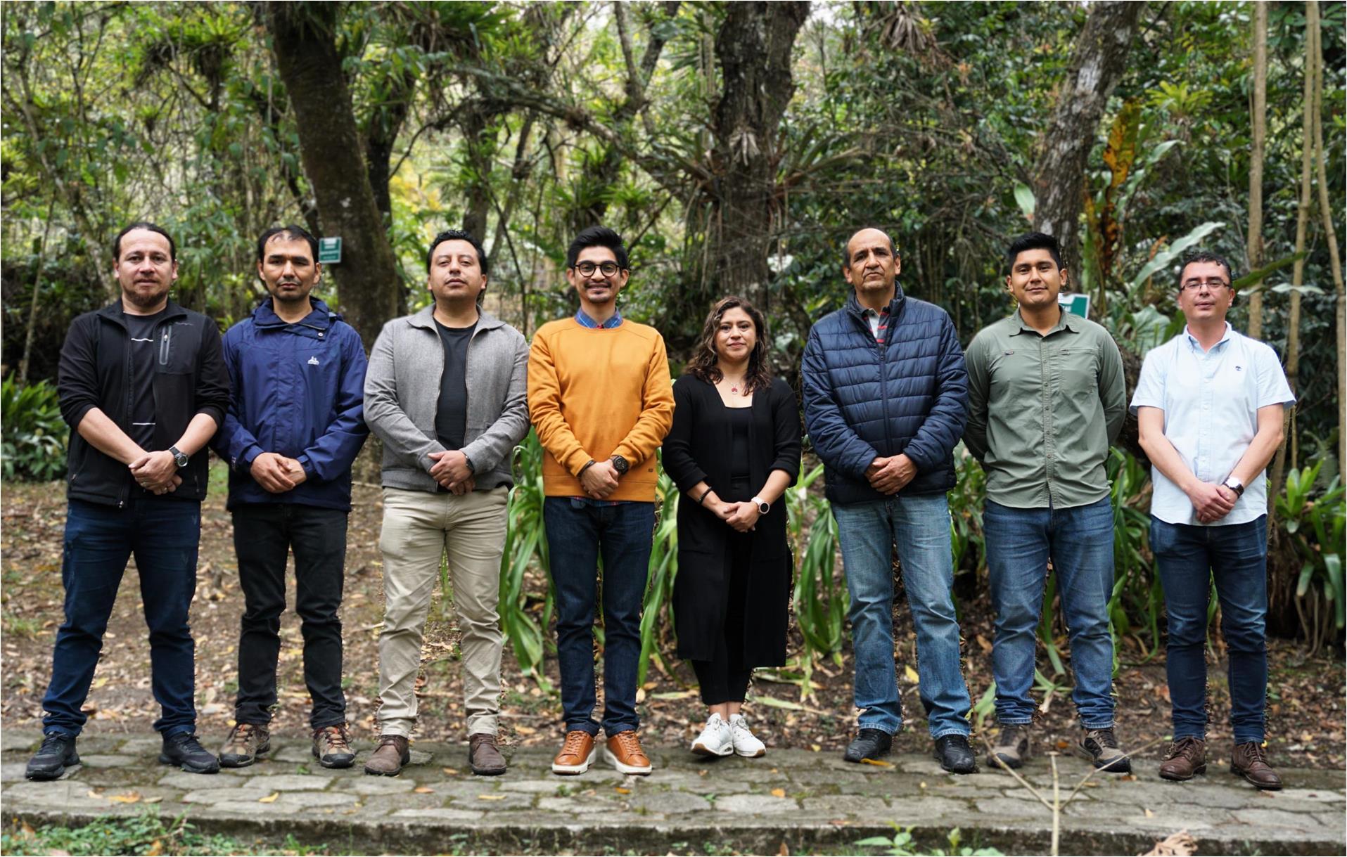 Fotografía grupal del equipo del GTBUNL, en un entorno natural.