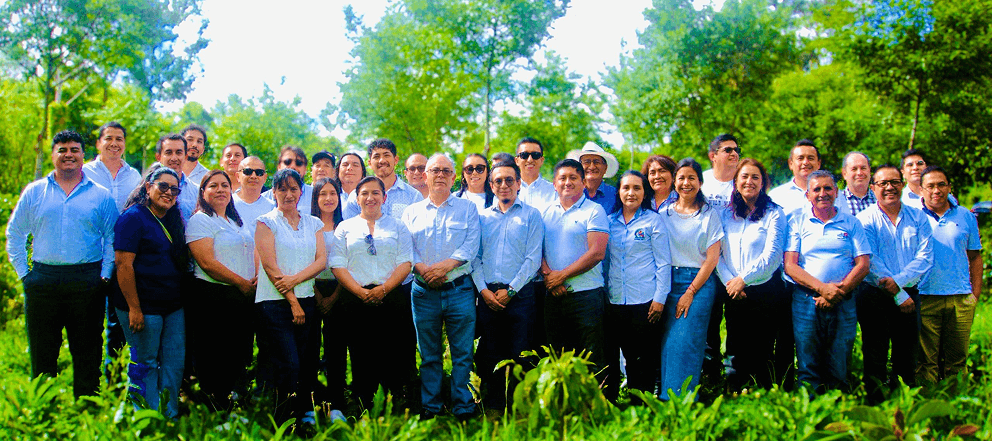 Grupo interdisciplinario que integra el proyecto PROISCA, posando juntos al aire libre en un entorno natural rodeados de árboles.