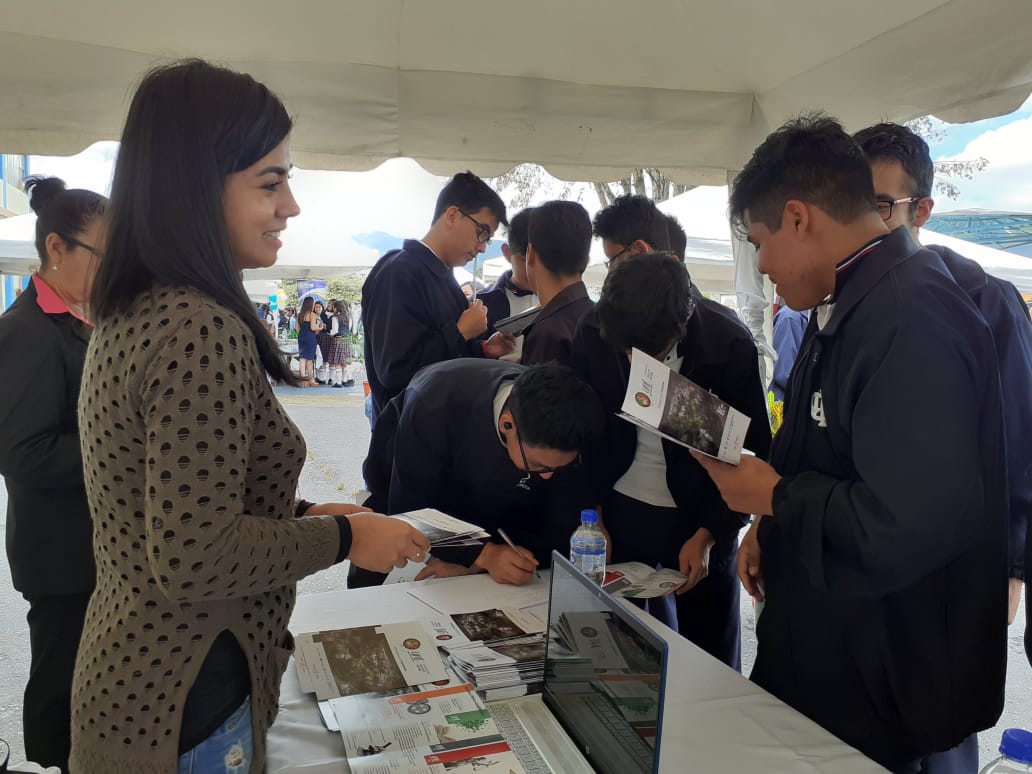 Estudiantes de bachillerato conocen oferta académica de la UNL