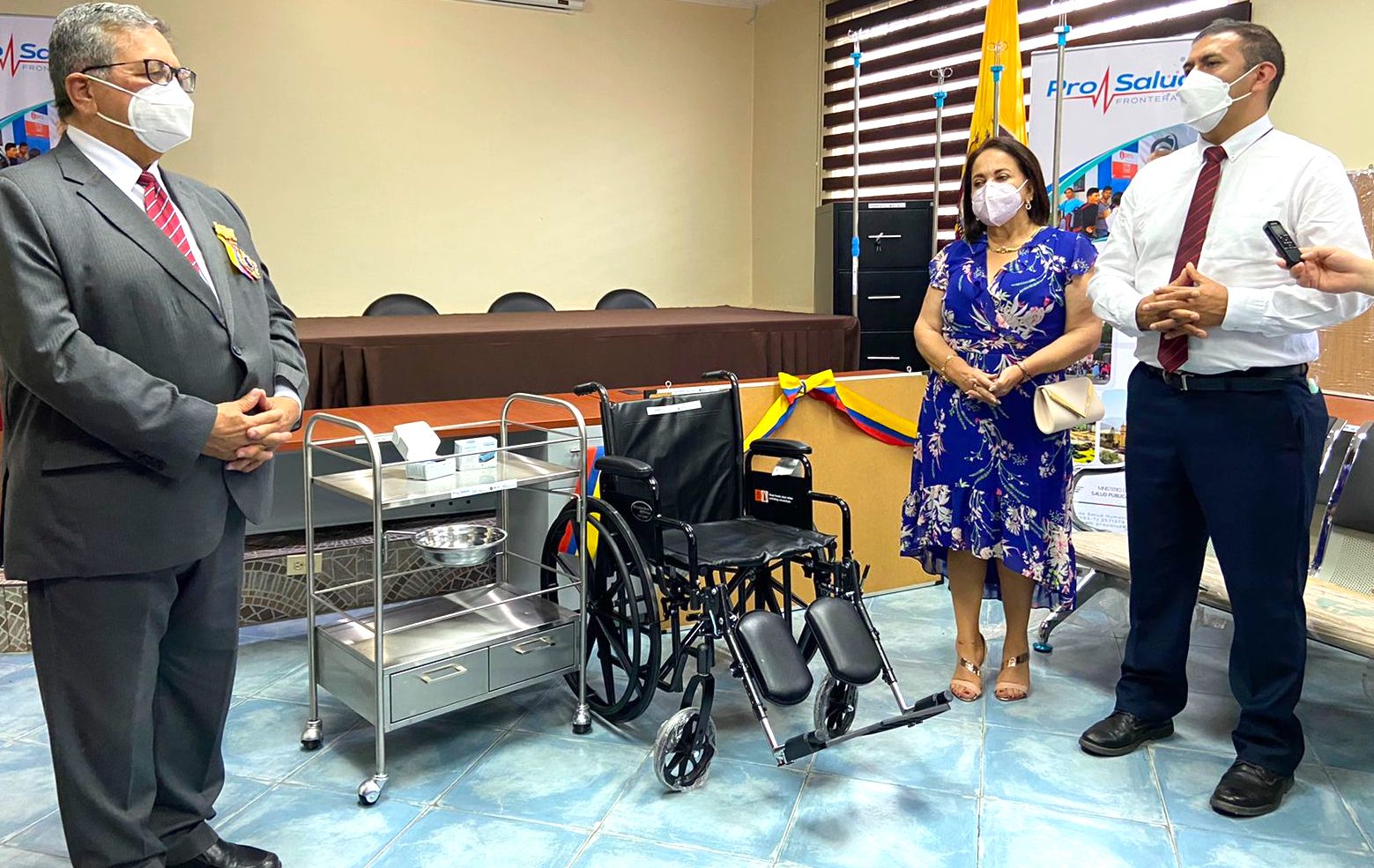 UNL y FIEDS entregaron equipos al Hospital de Macará