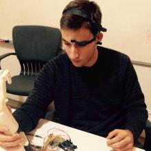 Diseño y construcción de una Prótesis Biónica de Mano de Bajo Costo, y control de su funciona-miento a través de señales de Electromiografía (EMG)