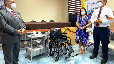 UNL y FIEDS entregaron equipos al Hospital de Macará